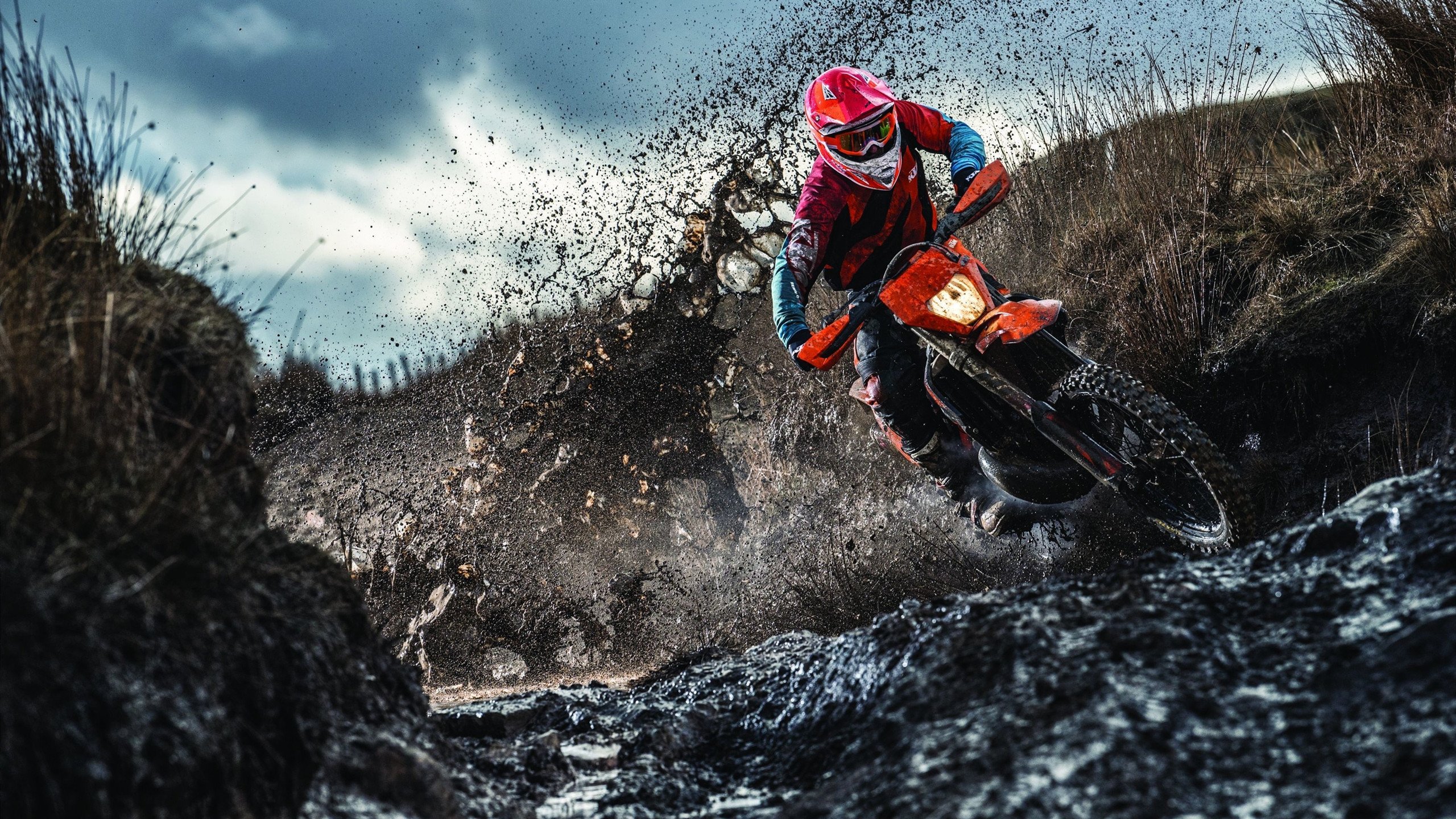 勒沃库森双边突破牵扯对手防线，勒沃库森二队